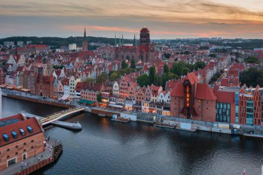 Günbatımında ana şehir Gdansk, Polonya.