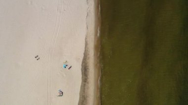 Yazın Sobieszewo, Polonya 'da Baltık Denizi sahilinin güzel manzarası