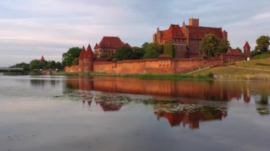 Töton Kalesi, Malbork 'ta Nogat nehrinin kenarında gün batımında..