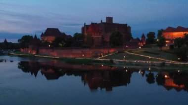 Tötonik Düzen Şatosu, Malbork 'ta, Nogat nehrinin kenarında, alacakaranlıkta..