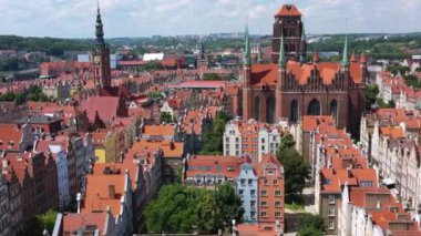 Gdansk, Polonya - 26 Haziran 2024: Yazın ana şehir Gdansk 'ın havadan manzarası, Polonya.