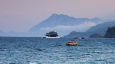 Tekirova, Türkiye - 9 Temmuz 2024: Gündoğumunda Tekirova yakınlarındaki güzel Türk Rivierası. Kemer, Türkiye