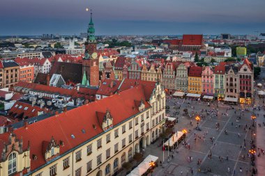Wroclaw, Polonya - 16 Ağustos 2024: Wroclaw, Polonya 'daki Eski Pazar Meydanı' nın güzel mimarisi,