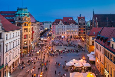 Wroclaw, Polonya - 16 Ağustos 2024: Wroclaw, Polonya 'daki Eski Pazar Meydanı' nın güzel mimarisi,