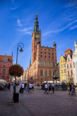 Gdansk, Polonya - 24 Eylül 2024: Polonya 'nın Gdansk kentindeki Long Lane' de yürüyen insanlar