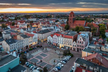 Polonya, Tczew - 27 Eylül 2024: Tczew şehrinin ana meydanı gün batımında. Polonya