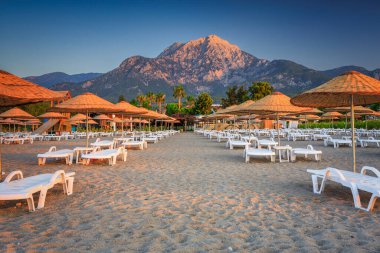 Gündoğumunda Tekirova yakınlarında güzel bir Türk Rivierası. Kemer, Türkiye