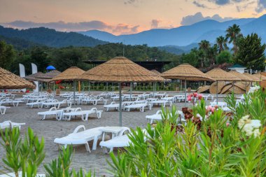 Türk Rivierası sahilinde güzel bir gün doğumu Kemer yakınlarındaki Tekirova 'da. Türkiye.