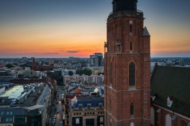 Wroclaw 'daki Eski Kent Pazar Meydanı' nın güzel mimarisi gün batımında, Polonya,