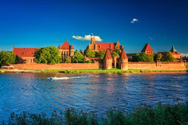 Töton Kalesi, Malbork 'ta Nogat nehrinin kenarında gün batımında..