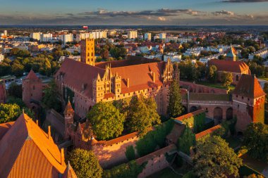 Töton Kalesi, Malbork 'ta Nogat nehrinin kenarında gün batımında..