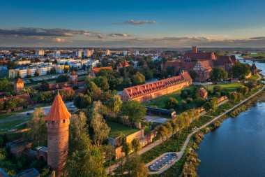 Töton Kalesi, Malbork 'ta Nogat nehrinin kenarında gün batımında..
