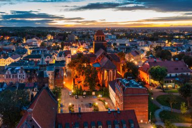 Gün batımında Vistula Nehri 'nin yanındaki Tchew şehrinin güzel manzarası. Polonya