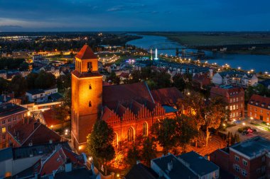 Alacakaranlıkta Vistula Nehri 'nin yanındaki Tchew şehrinin güzel manzarası. Polonya