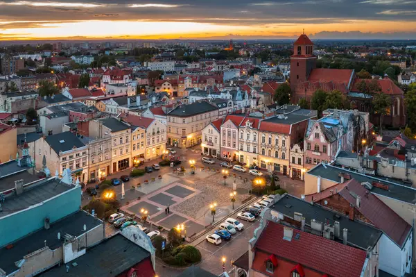 Gün batımında Vistula Nehri 'nin yanındaki Tchew şehrinin güzel manzarası. Polonya