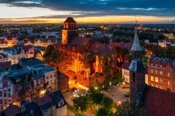 Gün batımında Vistula Nehri 'nin yanındaki Tchew şehrinin güzel manzarası. Polonya