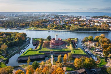 Gdansk, Polonya 'da sonbahar manzaralı Wisloujscie kalesi. Hava görünümü