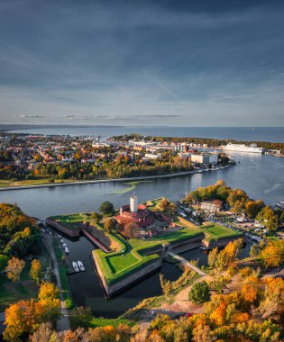 Gdansk, Polonya 'da sonbahar manzaralı Wisloujscie kalesi. Hava görünümü