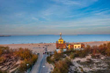 Baltık Denizi 'nde sonbahar renklerinde Stogi plajı, Gdansk. Polonya