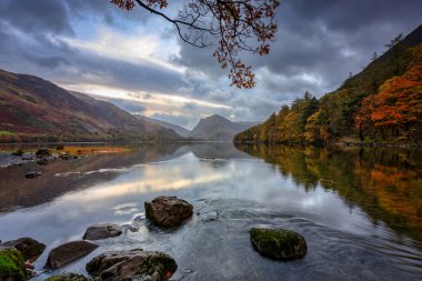 Lake District Ulusal Parkı 'ndaki Buttermere gölünde güzel bir sonbahar. İngiltere, İngiltere