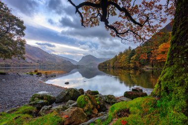 Lake District Ulusal Parkı 'ndaki Buttermere gölünde güzel bir sonbahar. İngiltere, İngiltere