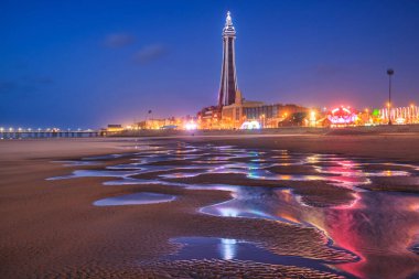Blackpool sahilinin güzel manzarası. Şehir ışıkları ve alacakaranlıkta kule. Birleşik Krallık