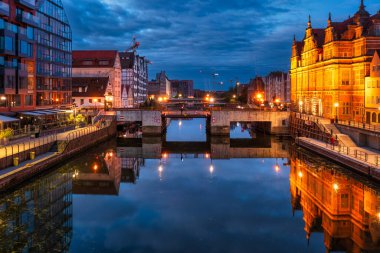 Gdansk, Polonya - 5 Ekim 2024: Şafakta ana Gdansk kasabasının mimarisi, Polonya.
