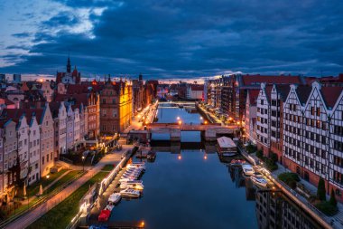 Gdansk, Polonya - 5 Ekim 2024: Şafakta ana Gdansk kasabasının mimarisi, Polonya.