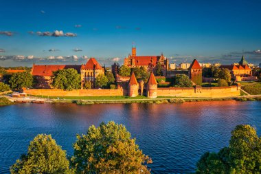 Töton Kalesi, Malbork 'ta Nogat nehrinin kenarında gün batımında..