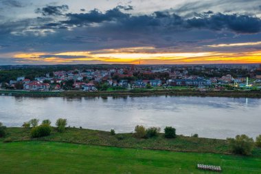 Gün batımında Vistula Nehri 'nin yanındaki Tchew şehrinin güzel manzarası. Polonya