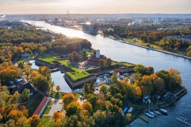 Gdansk, Polonya 'da sonbahar manzaralı Wisloujscie kalesi. Hava görünümü