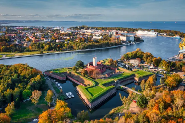 Gdansk, Polonya 'da sonbahar manzaralı Wisloujscie kalesi. Hava görünümü