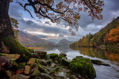 Lake District Ulusal Parkı 'ndaki Buttermere gölünde güzel bir sonbahar. İngiltere, İngiltere