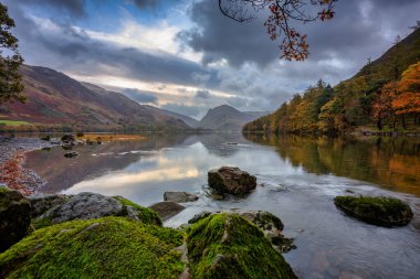 Lake District Ulusal Parkı 'ndaki Buttermere gölünde güzel bir sonbahar. İngiltere, İngiltere