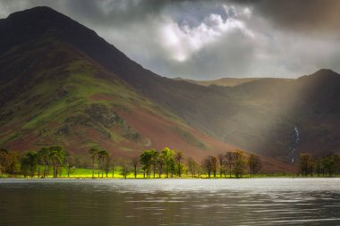 Lake District Ulusal Parkı 'ndaki Buttermere gölünde güzel bir sonbahar. İngiltere, İngiltere