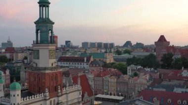 Poznan 'daki Old Market Meydanı' nda gün batımında. Polonya