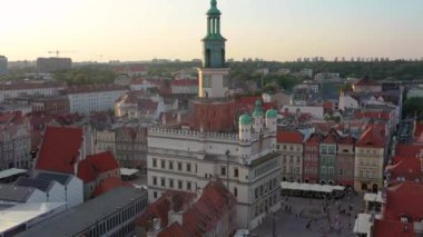 Poznan 'daki Old Market Meydanı' nda gün batımında. Polonya