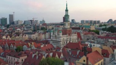 Poznan 'daki Old Market Meydanı' nda gün batımında. Polonya