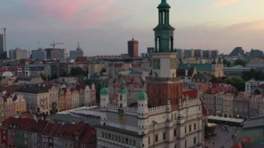 Poznan 'daki Old Market Meydanı' nda gün batımında. Polonya
