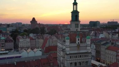Poznan 'daki Old Market Meydanı' nda gün batımında. Polonya