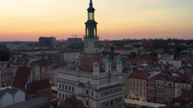 Poznan 'daki Old Market Meydanı' nda gün batımında. Polonya