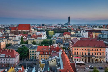 Wroclaw, Polonya - 16 Ağustos 2024: Wroclaw, Polonya 'daki Eski Pazar Meydanı' nın güzel mimarisi,