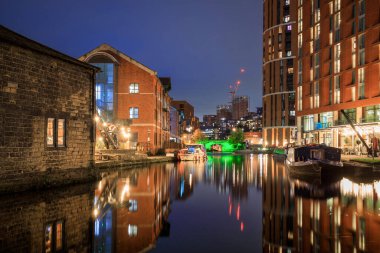 Leeds, Birleşik Krallık - 18 Ekim 2024: Leeds, İngiltere 'deki şehir merkezinin güzel mimarisi.