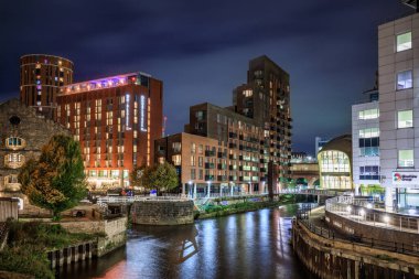 Leeds, Birleşik Krallık - 18 Ekim 2024: Leeds, İngiltere 'deki şehir merkezinin güzel mimarisi.