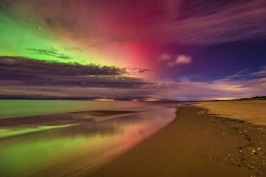 Kuzey ışıkları Baltık Denizi sahilinde Sobieszewo Adası, Gdansk. Polonya.