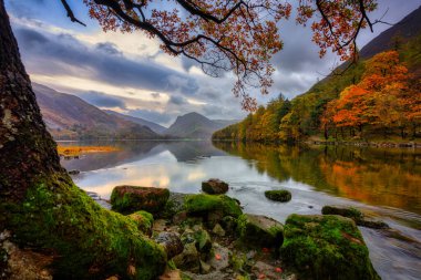 Lake District Ulusal Parkı 'ndaki Buttermere gölünde güzel bir sonbahar. İngiltere, İngiltere