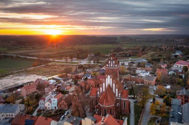 Gün batımında Gniew kasabasının mimarisi. Polonya