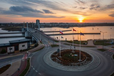 Sonbahar günbatımında Sobieszewo Adası manzarası. Polonya
