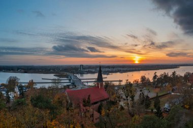 Sonbahar günbatımında Sobieszewo Adası manzarası. Polonya
