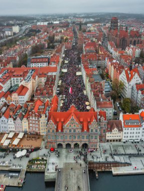 Polonya 'daki bağımsızlık günü kutlamaları sırasında 11 Kasım' da Gdansk 'taki ana kasabanın hava manzarası.